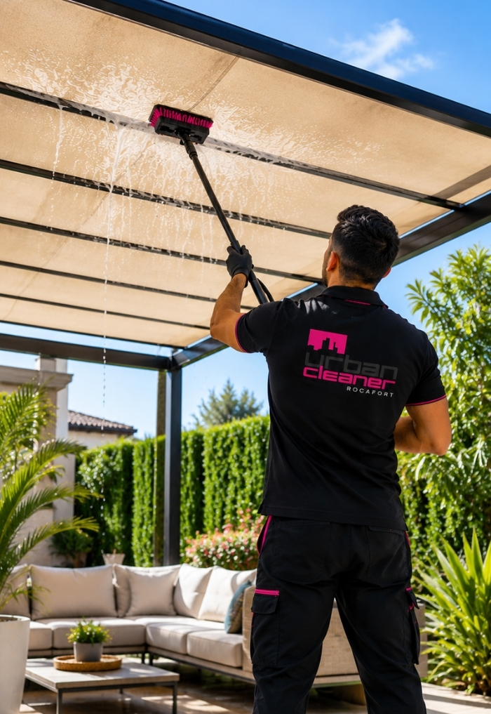 Limpieza profesional en carpas y toldos del hogar